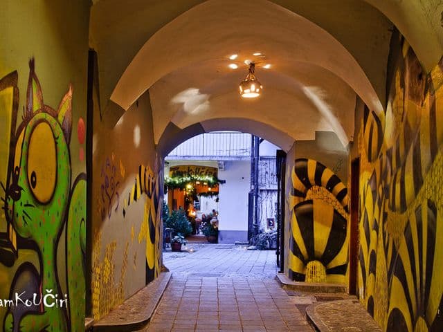 Grafitni prehod v Umetniški četrti pred TamKoUčiri