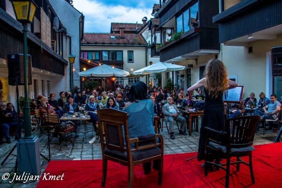 Koncert v atriju TamKoUčiri z občinstvom