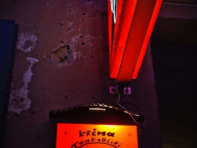 Neonski napis Krčma TamKoUčiri – Odprto vsak dan
