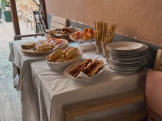 Čaj ob petih v Krčmi TamKoUčiri – kozarci toplega čaja